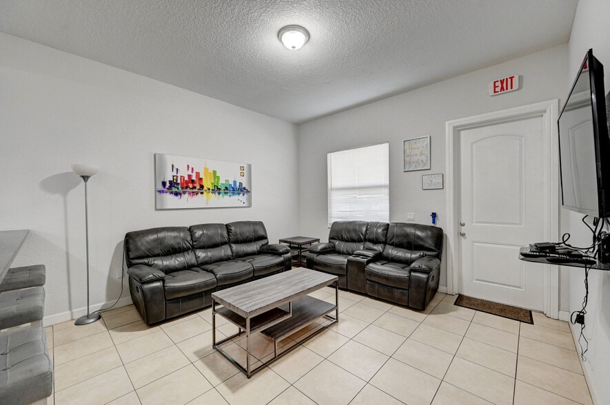 More Photos Of 350 W Pine St, Lantana Dormitory For Sale