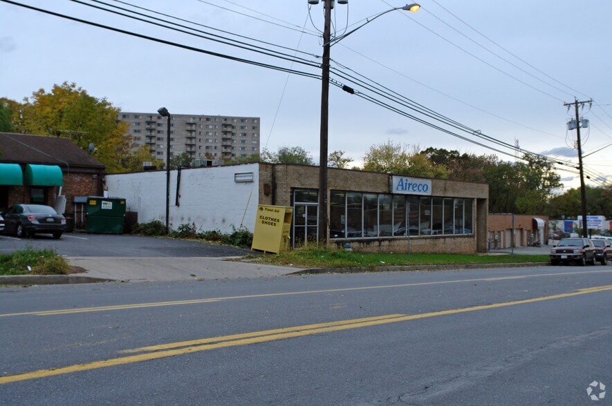 More Photos Of 8913-8915 Brookville Rd, Silver Spring Warehouse For Lease