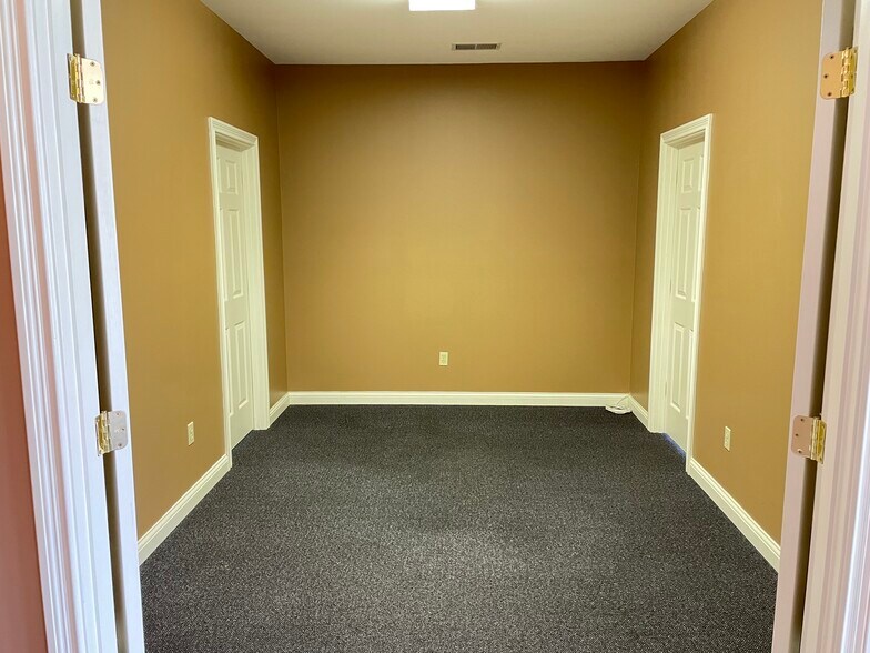 More Photos Of 102 Manor Ave, Bardstown Office For Sale