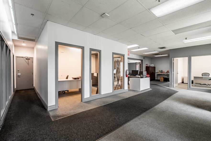 More Photos Of 1755 Rue Berlier, Laval Warehouse For Sale