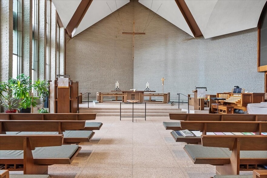 More Photos Of 35 Middle Neck Rd, Port Washington Religious Facility For Lease