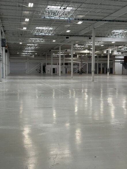 More Photos Of 1400 Busch Pky, Buffalo Grove Manufacturing For Sale