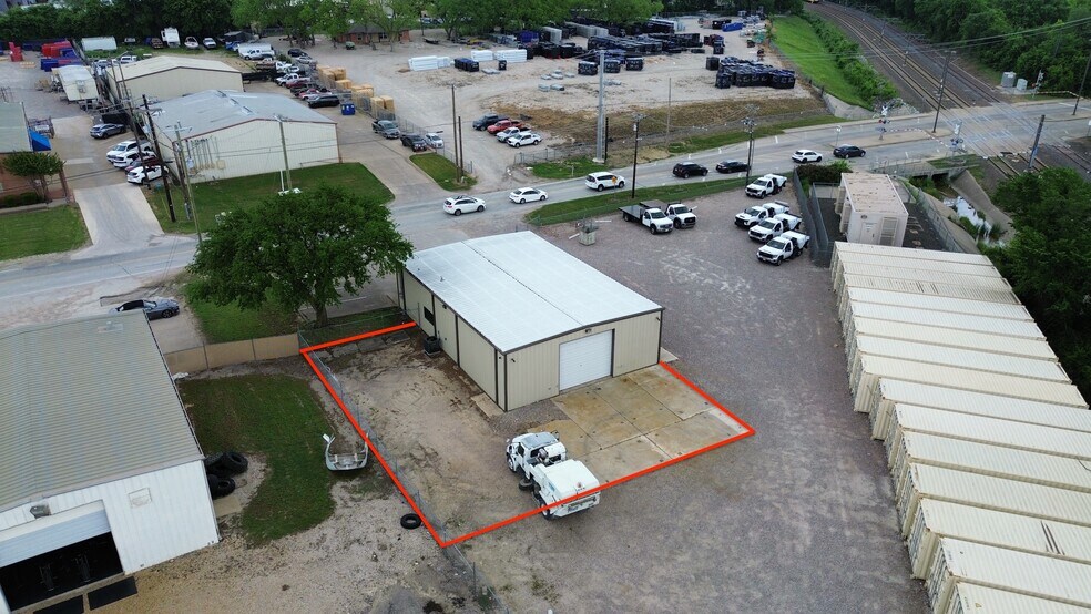 More Photos Of 5001 Dexham Rd, Rowlett Showroom For Lease