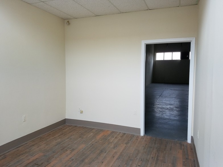 More Photos Of 18775 N Frederick Rd, Gaithersburg Warehouse For Lease