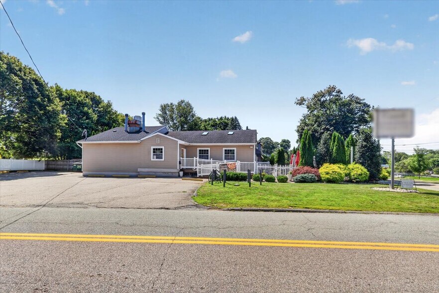 More Photos Of 11 E Pattagansett Rd, Niantic Restaurant For Sale