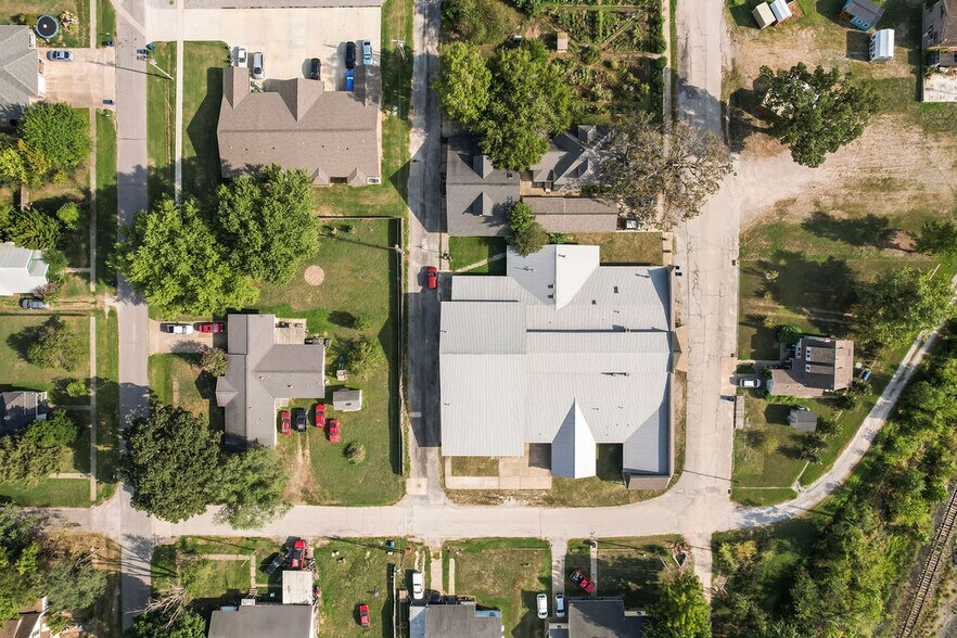 More Photos Of 121 S Nelson Ave, Gentry Light Manufacturing For Sale