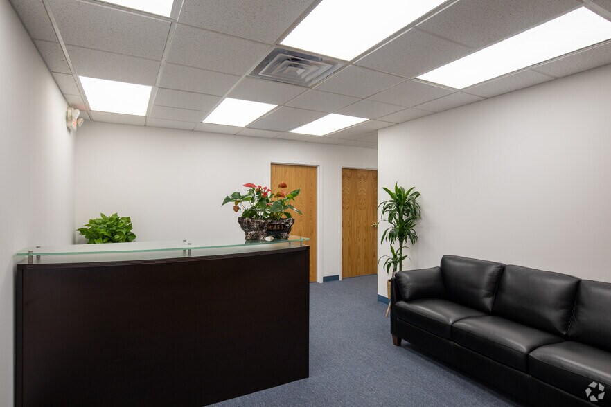 More Photos Of 98 Cuttermill Rd, Great Neck Office For Lease