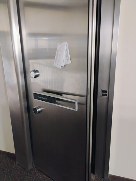 More Photos Of 2550 Brownsville Rd, South Park Bank For Lease