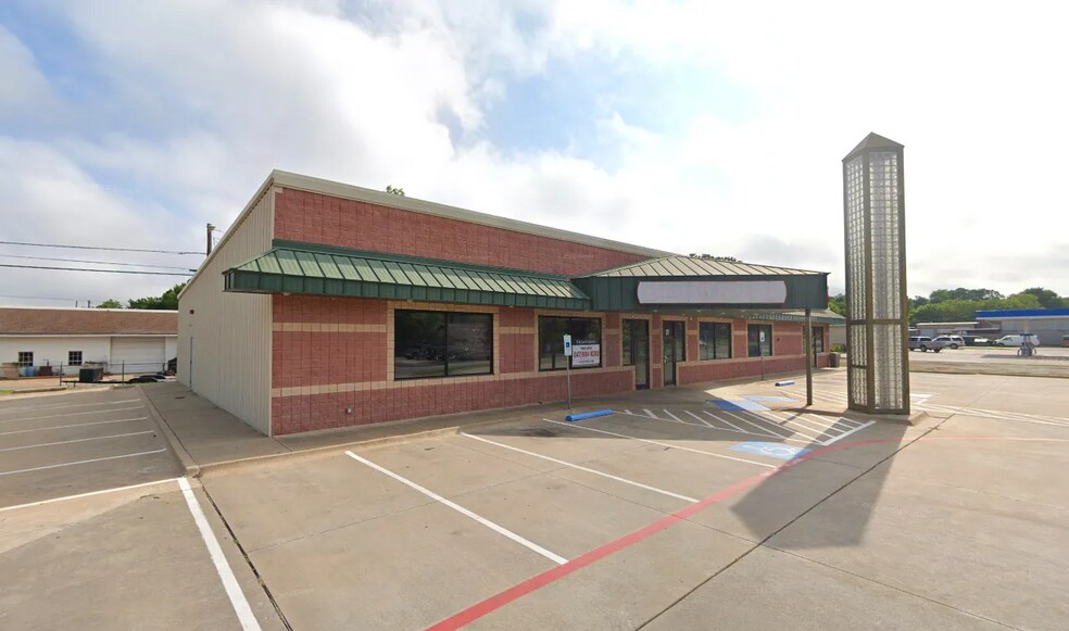 More Photos Of 1431 W Morton St, Denison Freestanding For Lease