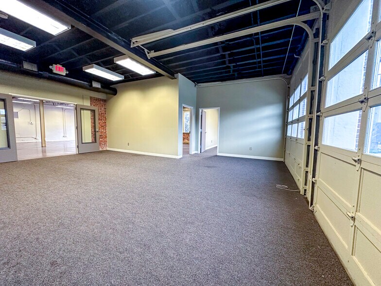 More Photos Of 1 N Mechanic St, El Campo Office For Sale