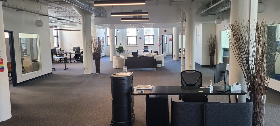 More Photos Of 45 Ch Bates, Outremont Office For Lease