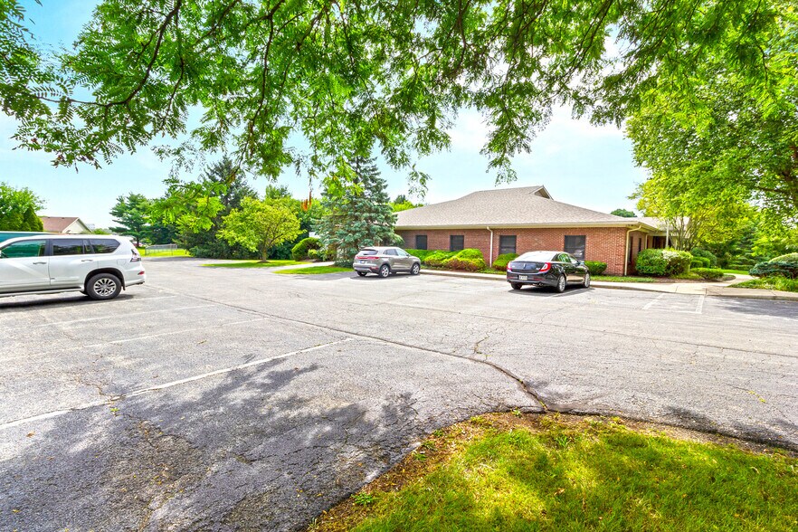 More Photos Of 1542 E Greyhound Pass, Carmel Medical For Lease