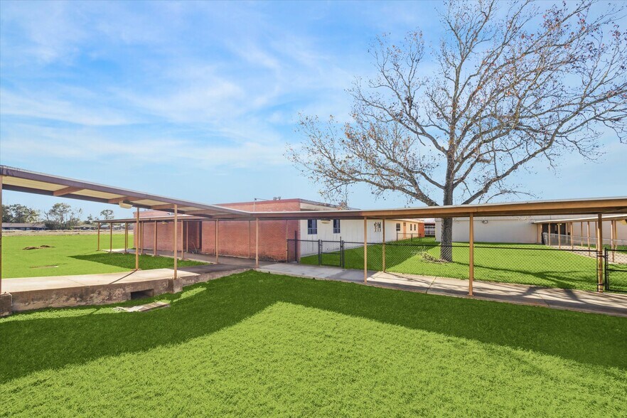 More Photos Of 1401 Mlk Blvd, El Campo Flex For Sale