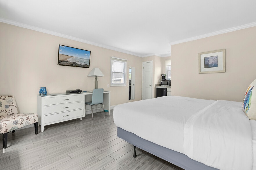 More Photos Of 53 W Tiana Rd, Hampton Bays Hotel For Sale