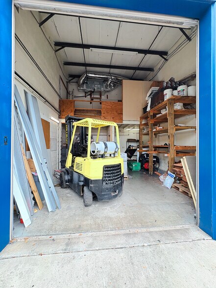 More Photos Of 12165 Metro Pky, Fort Myers Light Manufacturing For Sale