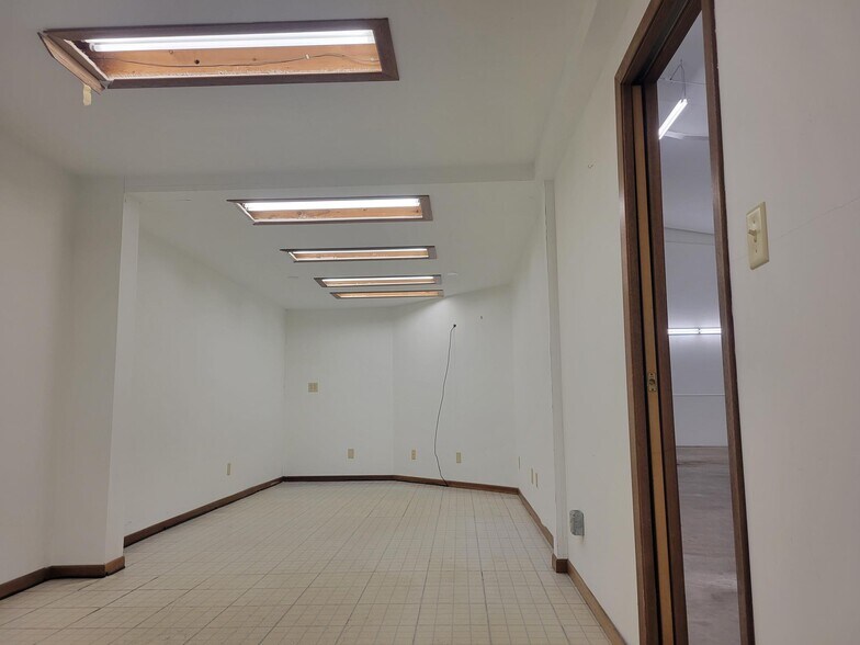 More Photos Of 503 Cleveland Ave N, Saint Paul Light Manufacturing For Lease