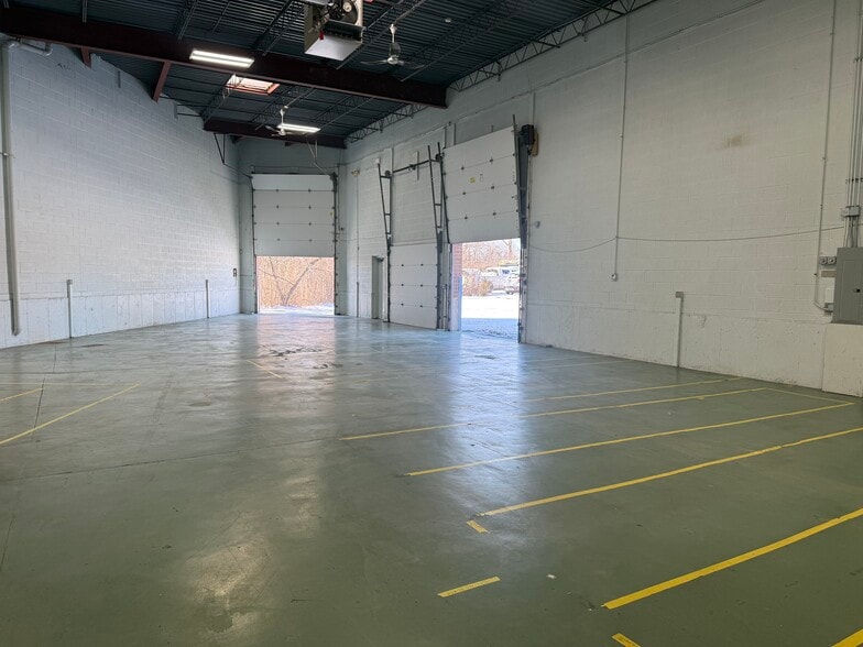 More Photos Of 1881 Industrial Dr, Libertyville Warehouse For Lease