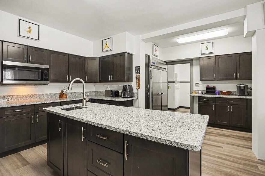 More Photos Of 302 N Trumbull St, Bay City Hotel For Sale