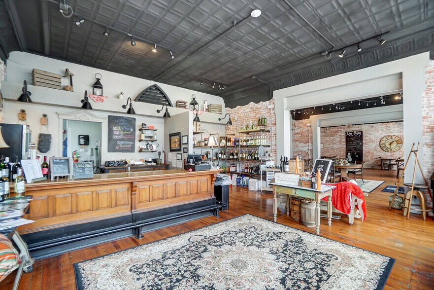 More Photos Of 105 E Liberty St, Arlington Restaurant For Sale