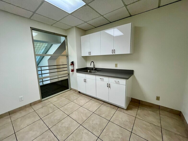 More Photos Of 7320 E Butherus Dr, Scottsdale Office For Lease