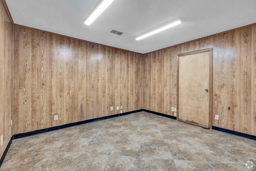 More Photos Of 8403 Bassett St, Houston Warehouse For Sale