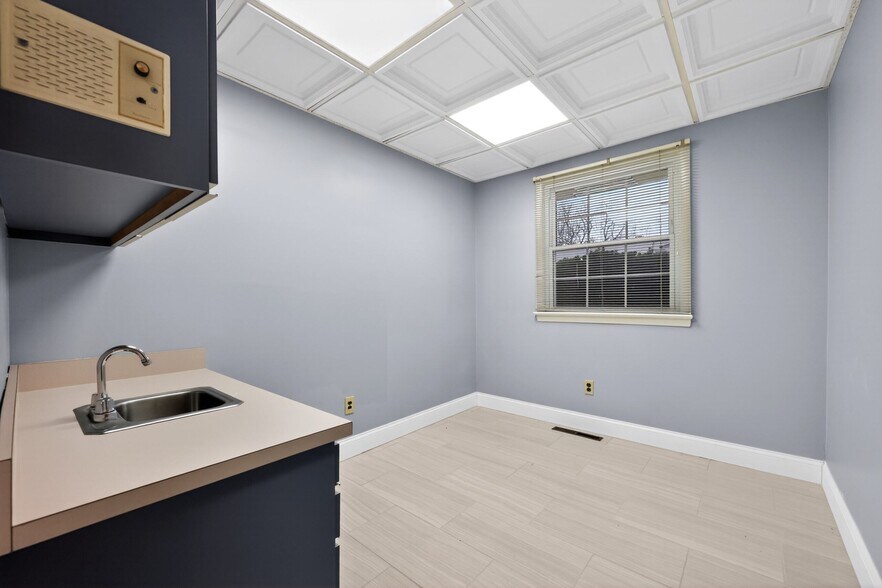 More Photos Of 1701 Wynwood Dr, Cinnaminson Medical For Sale