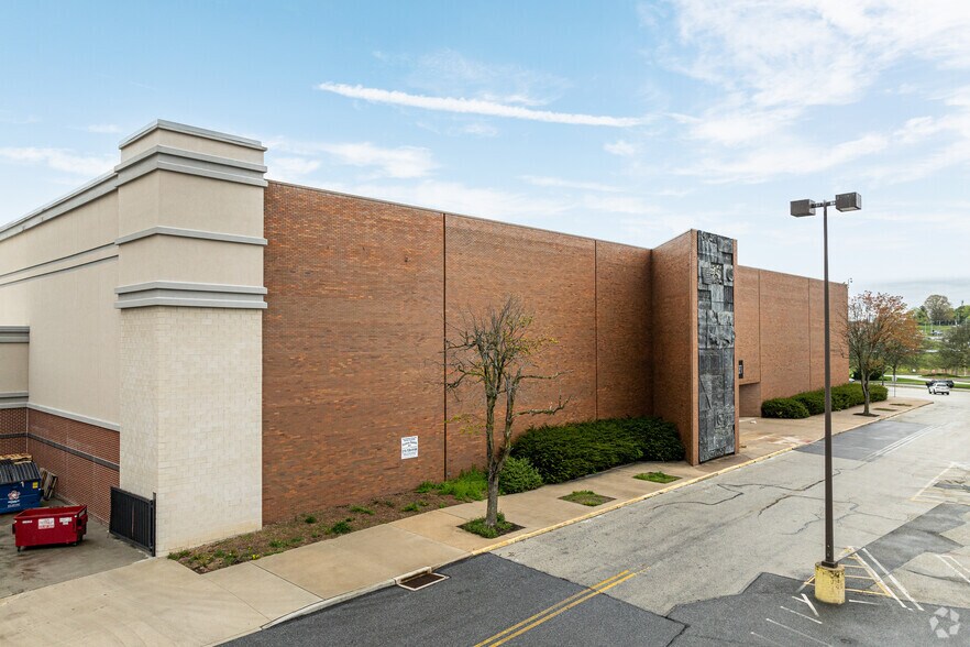 More Photos Of 1067 W Baltimore Pike, Media Department Store For Lease