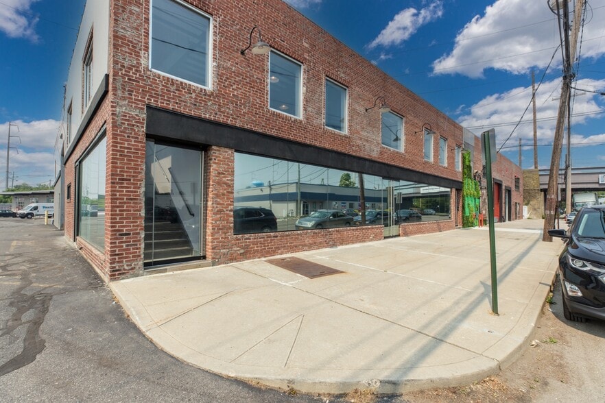 More Photos Of 44 Bethpage Rd, Hicksville Showroom For Lease