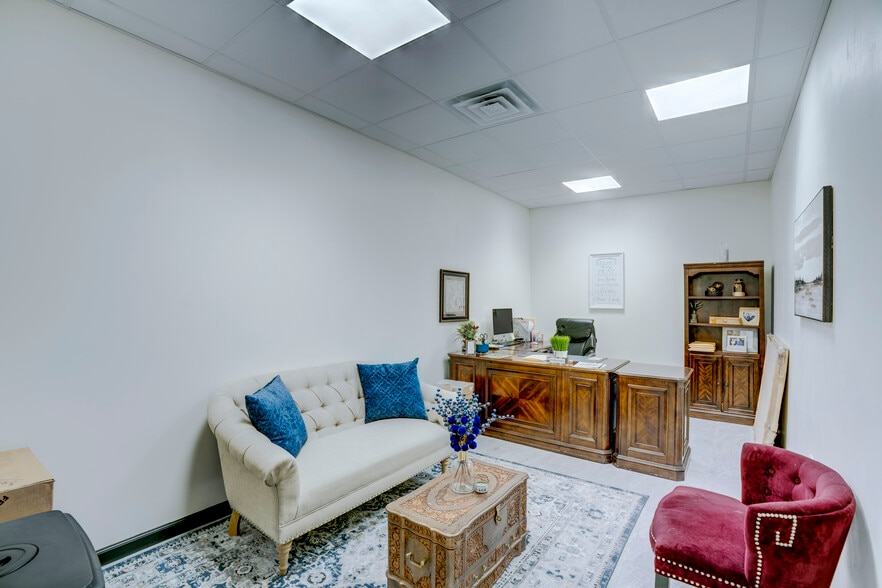 More Photos Of 300 Santa Fe Trl, Duncanville Freestanding For Sale