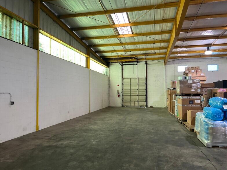 More Photos Of 6625 Anderson Rd, Tampa Warehouse For Lease