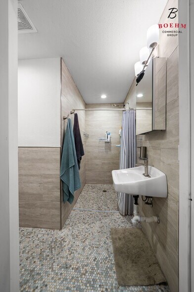 More Photos Of 9106 Highway 16, Pipe Creek Flex For Sale