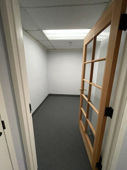 More Photos Of 42111 Avenida Alvarado, Temecula Manufacturing For Lease