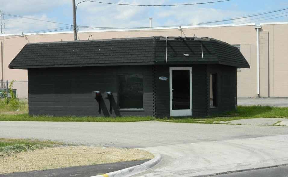 More Photos Of 29801-29825 Groesbeck Hwy, Roseville Warehouse For Sale