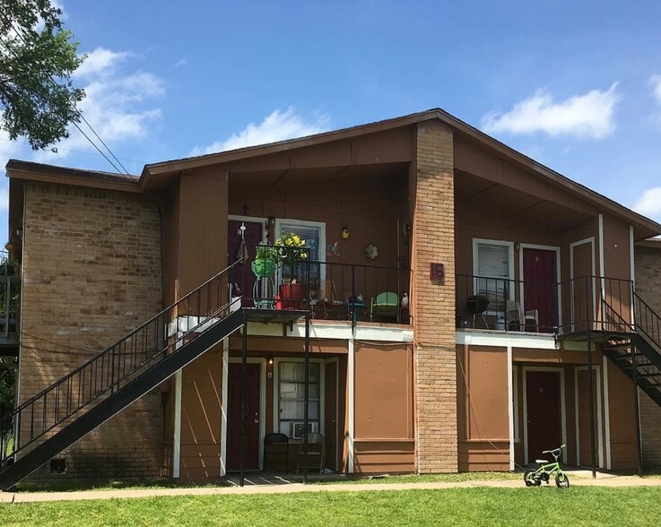 More Photos Of 1105 Westwood Ln, Giddings Apartments For Sale