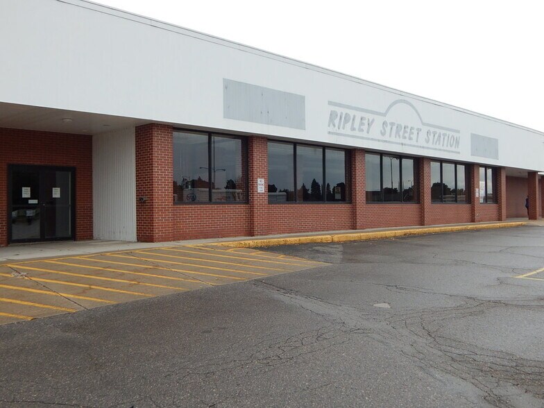 More Photos Of 330 N Ripley Blvd, Alpena Restaurant For Lease