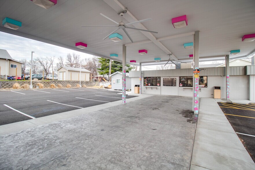 More Photos Of 711 S Central Ave, Roxana General Retail For Sale