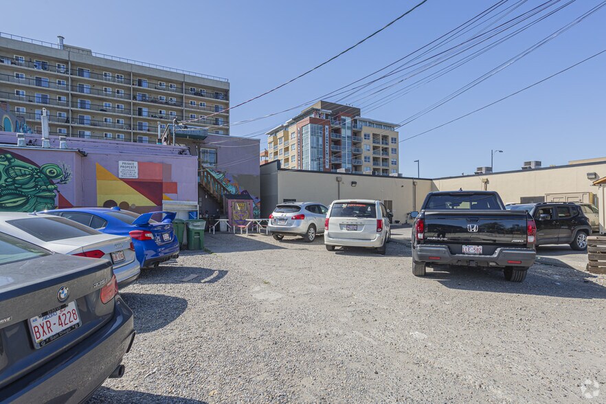 More Photos Of 330 10th St NW, Calgary Storefront For Lease