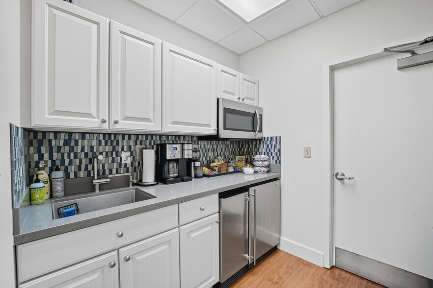 More Photos Of 8818 Goodbys Executive Dr, Jacksonville Office For Sale