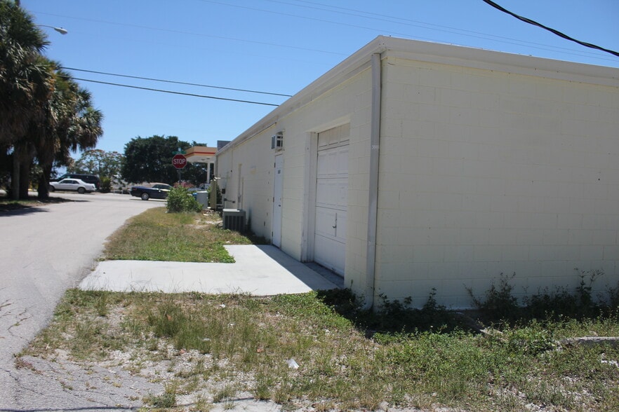 More Photos Of 2659-2679 NE Dixie Hwy, Jensen Beach Storefront Retail Office For Sale