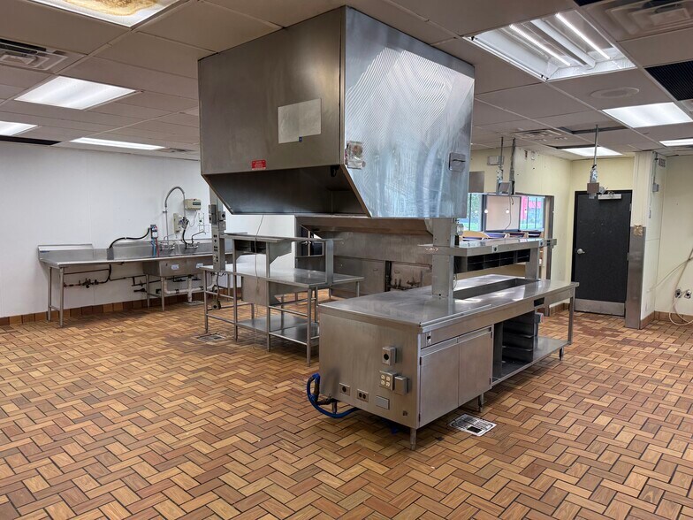 More Photos Of 7606 N 30th St, Omaha Fast Food For Sale