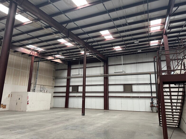 More Photos Of 8305 Springdale Rd, Austin Showroom For Lease