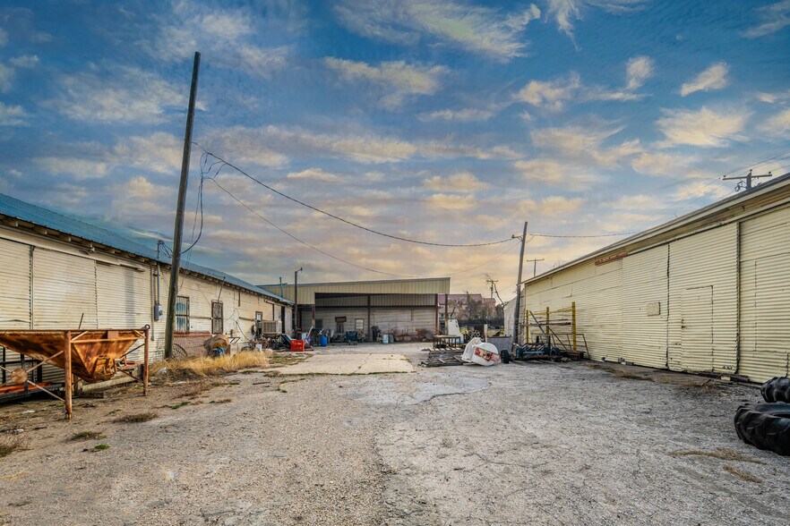 More Photos Of 1808 Bomar Ave, Fort Worth General Retail For Sale