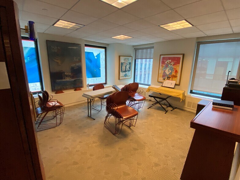 More Photos Of 633 Third Ave, New York Office For Sale