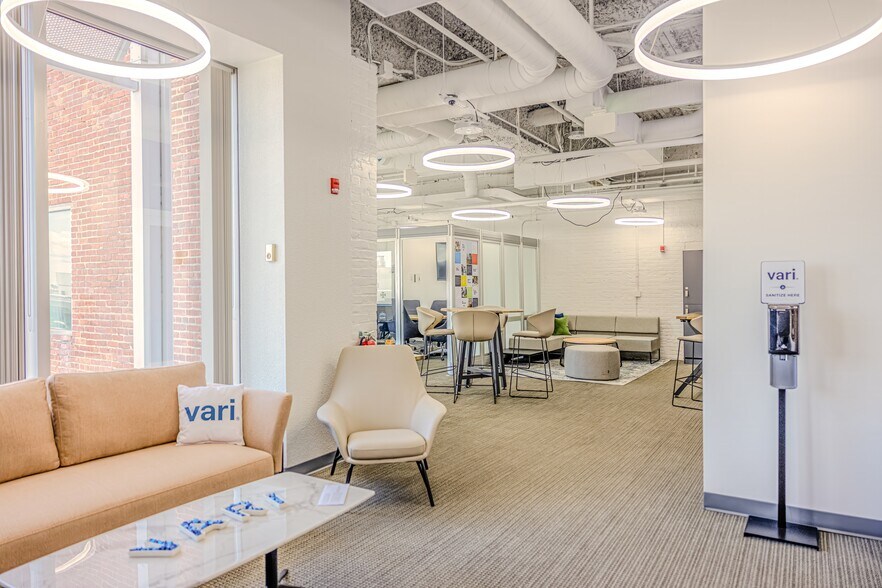 More Photos Of 300 W Pratt St, Baltimore Office For Sale