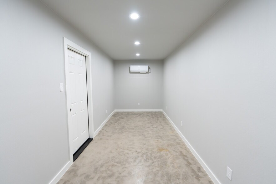 More Photos Of 125 Ken Dr, Sherman Warehouse For Lease