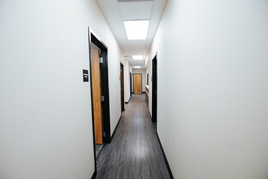 More Photos Of 9870 N Gateway Blvd, El Paso Office For Lease
