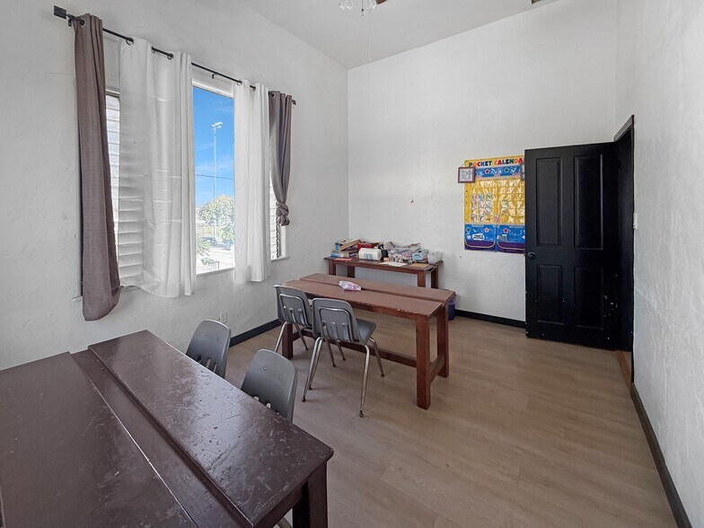 More Photos Of 7101 Menlo Ave, Los Angeles Specialty For Sale