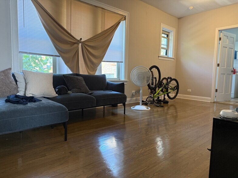 More Photos Of 1625 W Greenleaf Ave, Chicago Apartments For Sale