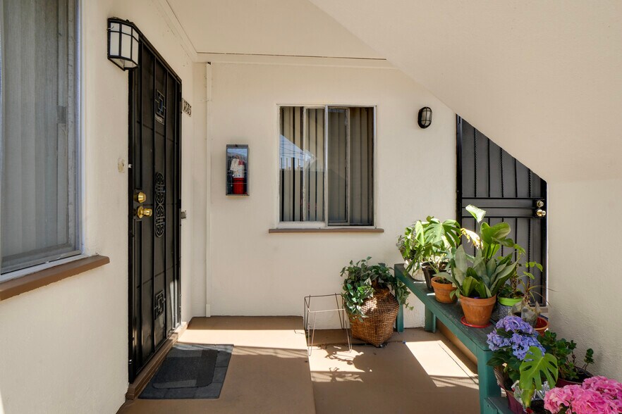 More Photos Of 1885-1887 Locust Ave, Long Beach Apartments For Sale