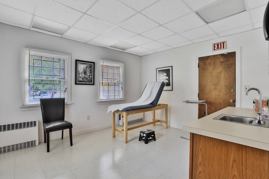 More Photos Of 227 Hamburg Tpke, Pompton Lakes Medical For Lease
